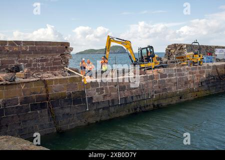 Réparation de l'ancien mur du port de North Berwick, Écosse Royaume-Uni. Le port a été endommagé lors des tempêtes hivernales de 2023. Banque D'Images