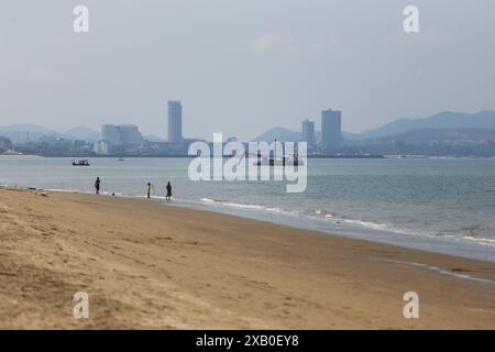 Bateau d'aspiration de sable amarré sur le rivage de la plage de Jomtien de Pattaya City et les bateaux aspireront le sable et rempliront la plage pour augmenter la zone de plage. Banque D'Images