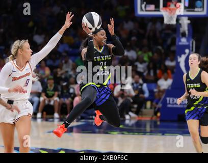 Arlington, Texas, États-Unis. 9 juin 2024. Arike Ogunbowale de Dallas (24 ans) passe la balle dans les airs pendant le match de basket WNBA entre les Dallas Wings et le Phoenix Mercury au College Park Center à Arlington, Texas. Kyle Okita/CSM/Alamy Live News Banque D'Images