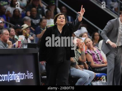 Arlington, Texas, États-Unis. 9 juin 2024. Latricia Trammell, entraîneure-chef des Dallas Wings, envoie un signal à son équipe lors du match de basket-ball WNBA entre les Dallas Wings et le Phoenix Mercury au College Park Center à Arlington, Texas. Kyle Okita/CSM/Alamy Live News Banque D'Images