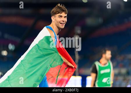 Rome, Italie. 09 juin 2024. ROME, ITALIE - 9 JUIN : Catalin Tecuceanu d'Italie célèbre avec drapeau après avoir participé au 800 m hommes lors de la troisième journée des Championnats d'Europe d'athlétisme - Rome 2024 au Stadio Olimpico le 9 juin 2024 à Rome, Italie. (Photo de Joris Verwijst/Agence BSR) crédit : Agence BSR/Alamy Live News Banque D'Images