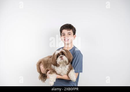 Enfant brésilien souriant de 10 ans face à la caméra 6. Banque D'Images