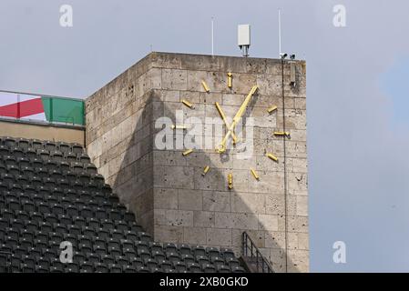 Berlin, Allemagne - 7 juin 2024 : gros plan sur la tour de la porte du Marathon de l'Olympiastadion (stade Olympique) à Berlin vu lors de la Journée des médias ouverts la semaine avant le tournoi de l'UEFA EURO 2024 Banque D'Images