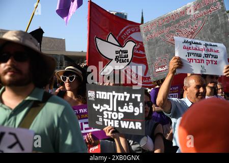 Israël. 08 juin 2024. Des militants israéliens arabes et juifs pour la paix se sont rassemblés pour une manifestation conjointe contre la guerre Israël-Hamas à Gaza, demandant un cessez-le-feu et un accord sur les otages le jour de l'opération de sauvetage des otages de Tsahal à Nuseirat. Tel Aviv, Israël. 08 juin 2024. (Matan Golan/Sipa USA). Crédit : Sipa USA/Alamy Live News Banque D'Images