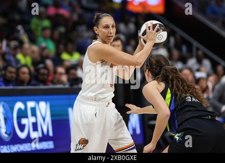 Arlington, Texas, États-Unis. 9 juin 2024. Diana Taurasi de Phoenix (3) cherche une coéquipière ouverte lors du match de basket-ball WNBA entre les Dallas Wings et le Phoenix Mercury au College Park Center à Arlington, Texas. Kyle Okita/CSM/Alamy Live News Banque D'Images