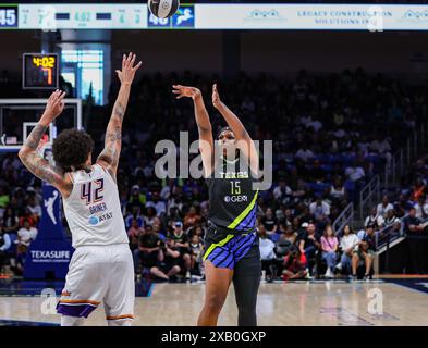 Arlington, Texas, États-Unis. 9 juin 2024. Teaira McCowan de Dallas (15 ans) met un sauteur pendant le match de basket-ball WNBA entre les Dallas Wings et le Phoenix Mercury au College Park Center à Arlington, Texas. Kyle Okita/CSM/Alamy Live News Banque D'Images