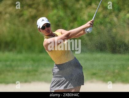 Galloway, NJ, États-Unis. 8 juin 2024. Linnea Strom de Suède regarde son tir lors du ShopRite LPGA Classic à Galloway, NJ Mike Langish/CSM/Alamy Live News Banque D'Images