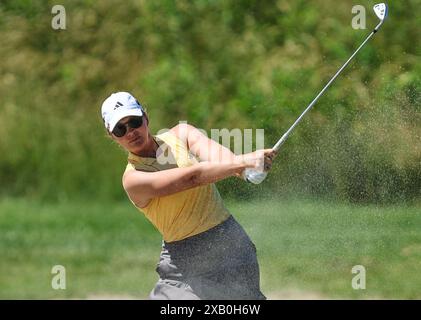 Galloway, NJ, États-Unis. 8 juin 2024. Linnea Strom de Suède regarde son tir lors du ShopRite LPGA Classic à Galloway, NJ Mike Langish/CSM/Alamy Live News Banque D'Images