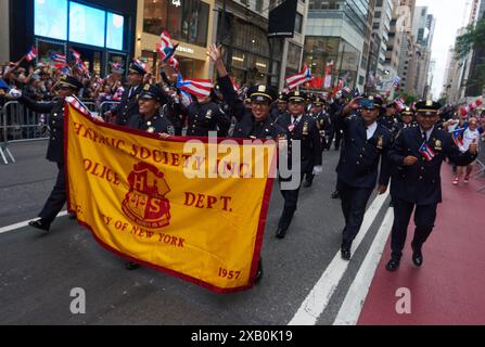 New York, New York, États-Unis. 9 juin 2024. NYPD Hispanic Society marche dans la parade annuelle de la Journée portoricaine le long de la 5ème Avenue. (Crédit image : © Edna Leshowitz/ZUMA Press Wire) USAGE ÉDITORIAL SEULEMENT! Non destiné à UN USAGE commercial ! Crédit : ZUMA Press, Inc/Alamy Live News Banque D'Images