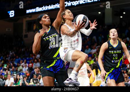 Arlington, Texas, États-Unis. 9 juin 2024. Phoenix Mercury garde NATASHA NUAGE (0) conduit au panier devant Dallas Wings Center TEAIRA MCCOWAN (15) lors d'un match WNBA entre Phoenix Mercury et Dallas Wings au College Park Center. Mercury gagne 97-90 en double prolongation. (Crédit image : © Mark Fann/ZUMA Press Wire) USAGE ÉDITORIAL SEULEMENT! Non destiné à UN USAGE commercial ! Banque D'Images