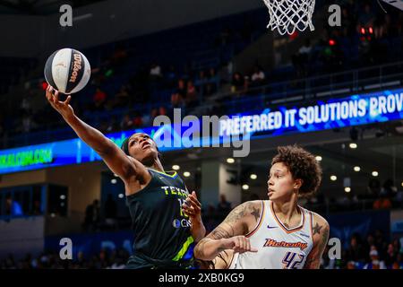 Arlington, Texas, États-Unis. 9 juin 2024. Dallas Wings Center TEAIRA MCCOWAN (15 ans) avec un rebond sur le centre de Phoenix Mercury BRITTNEY GRINER (42 ans) lors d'un match WNBA entre les Phoenix Mercury et Dallas Wings au College Park Center. Mercury gagne 97-90 en double prolongation. (Crédit image : © Mark Fann/ZUMA Press Wire) USAGE ÉDITORIAL SEULEMENT! Non destiné à UN USAGE commercial ! Banque D'Images