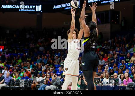 Arlington, Texas, États-Unis. 9 juin 2024. BRITTNEY GRINER (42), centre Phoenix Mercury, tire un coup de saut au-dessus du centre Dallas Wings TEAIRA MCCOWAN (15) lors d'un match WNBA entre les Phoenix Mercury et Dallas Wings au College Park Center. Mercury gagne 97-90 en double prolongation. (Crédit image : © Mark Fann/ZUMA Press Wire) USAGE ÉDITORIAL SEULEMENT! Non destiné à UN USAGE commercial ! Banque D'Images