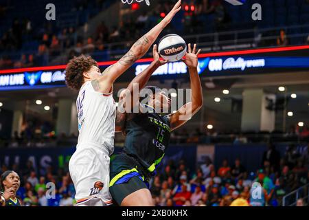 Arlington, Texas, États-Unis. 9 juin 2024. Le centre des ailes de Dallas TEAIRA MCCOWAN (15 ans) se fait fouler par le centre de Phoenix Mercury BRITTNEY GRINER (42 ans) lors d'un match WNBA entre les Phoenix Mercury et Dallas Wings au College Park Center. Mercury gagne 97-90 en double prolongation. (Crédit image : © Mark Fann/ZUMA Press Wire) USAGE ÉDITORIAL SEULEMENT! Non destiné à UN USAGE commercial ! Banque D'Images