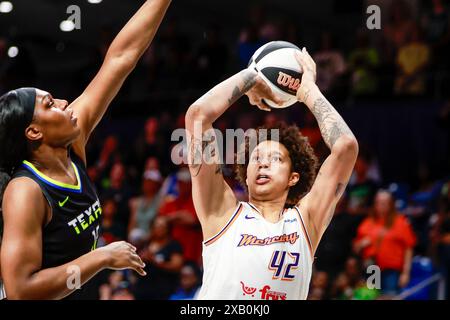 Arlington, Texas, États-Unis. 9 juin 2024. BRITTNEY GRINER (42), le centre Phoenix Mercury, avec un tir au-dessus du centre Dallas Wings TEAIRA MCCOWAN (15) lors d'un match WNBA entre les Phoenix Mercury et Dallas Wings au College Park Center. Mercury gagne 97-90 en double prolongation. (Crédit image : © Mark Fann/ZUMA Press Wire) USAGE ÉDITORIAL SEULEMENT! Non destiné à UN USAGE commercial ! Banque D'Images