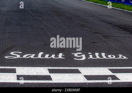 Montréal, Canada. 09 juin 2024. 'Salut Gilles' hommage à Gilles Villeneuve (CAN) ancien pilote de F1, sur la ligne de départ/arrivée lors du Grand Prix du Canada AWS de formule 1 2024, Montréal, Québec, Canada, du 6 au 9 juin - Round 9 of 24 of 2024 F1 World Championship Credit : Alessio de Marco/Alamy Live News Banque D'Images