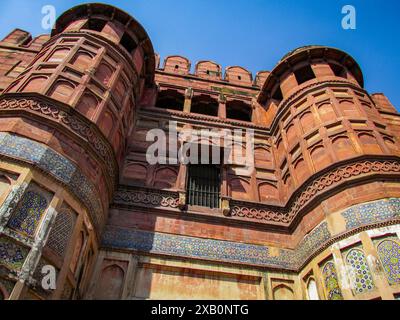 Agra, Inde - 29 octobre 2013 : cette photographie montre une vue rapprochée des tours de grès rouge du fort d'Agra dans l'Uttar Pradesh, Inde. Banque D'Images