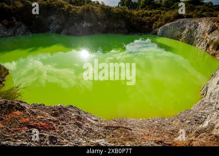 Bain géothermique du diable à Waiotapu - Nouvelle-Zélande Banque D'Images