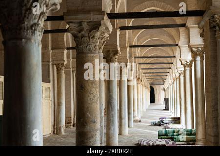 Galerie de couloir autour de la cour intérieure de la Grande Mosquée de Kairouan Banque D'Images