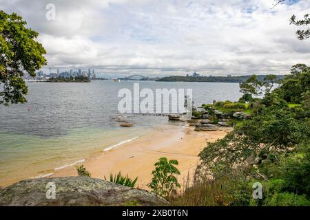 Milk Beach dans le Vaucluse avec vue sur le pont du port de Sydney, les gratte-ciel du centre-ville de Sydney et les immeubles de bureaux, Nouvelle-Galles du Sud, Australie, 2024 Banque D'Images