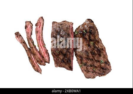 Steak de jupe traditionnelle de barbecue tranché sur une planche à découper. Isolé sur fond blanc Banque D'Images