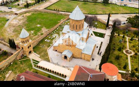 Vue aérienne du monastère médiéval de Samtavro dans la ville géorgienne de Mtskheta Banque D'Images