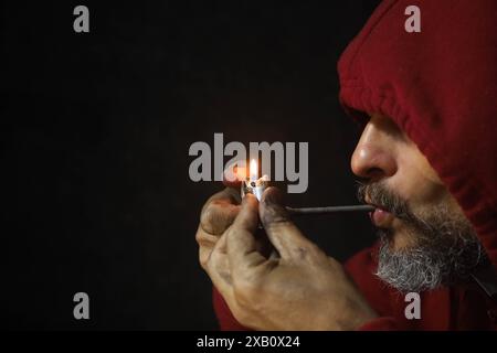 Consommateur de crack fumant la drogue salvador, bahia, brésil - 10 octobre 2022 : consommateur de croc fumant la drogue avec une pipe en métal dans la ville de Salvador. SALVADOR BAHIA BRÉSIL Copyright : xJoaxSouzax 080423JOA010233 Banque D'Images