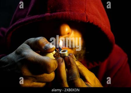 Consommateur de crack fumant la drogue salvador, bahia, brésil - 10 octobre 2022 : consommateur de croc fumant la drogue avec une pipe en métal dans la ville de Salvador. SALVADOR BAHIA BRÉSIL Copyright : xJoaxSouzax 101022JOA466 Banque D'Images