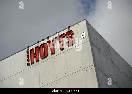 CHRISTCHURCH, NOUVELLE-ZÉLANDE, 29 MARS 2023 : affichage au néon pour le cinéma Hoyts à Christchurch, Nouvelle-Zélande Banque D'Images