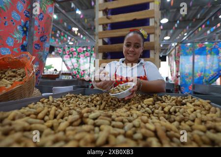 Fêtes de Sao Joao à Bahia salvador, bahia, brésil - 28 mai 2024 : arachides bouillies à vendre dans un bar du marché pendant les festivités de Sao Joao, dans la ville de Salvador. SALVADOR BAHIA BRÉSIL Copyright : xJoaxSouzax 280524JOA00148 Banque D'Images