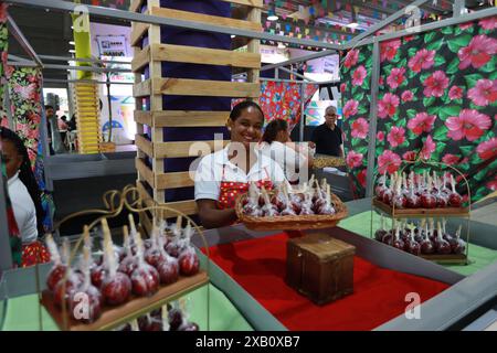 Fêtes de Sao Joao à Bahia salvador, bahia, brésil - 28 mai 2024 : pomme d'amour en vente dans les bars pendant les fêtes de Sao Joao, dans la ville de Salvador. SALVADOR BAHIA BRÉSIL Copyright : xJoaxSouzax 280524JOA00162 Banque D'Images