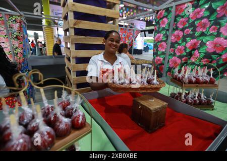 Fêtes de Sao Joao à Bahia salvador, bahia, brésil - 28 mai 2024 : pomme d'amour en vente dans les bars pendant les fêtes de Sao Joao, dans la ville de Salvador. SALVADOR BAHIA BRÉSIL Copyright : xJoaxSouzax 280524JOA00156 Banque D'Images
