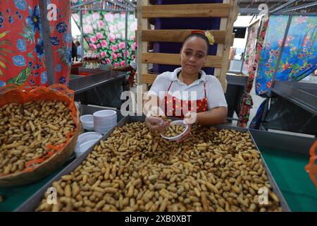 Fêtes de Sao Joao à Bahia salvador, bahia, brésil - 28 mai 2024 : arachides bouillies à vendre dans un bar du marché pendant les festivités de Sao Joao, dans la ville de Salvador. SALVADOR BAHIA BRÉSIL Copyright : xJoaxSouzax 280524JOA00153 Banque D'Images