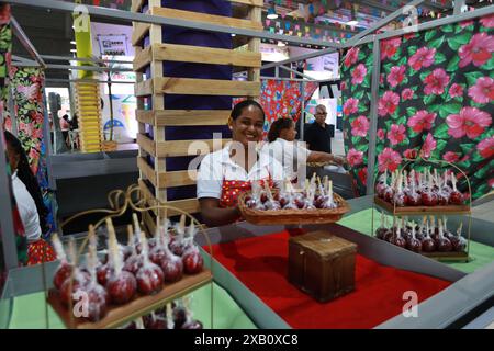 Fêtes de Sao Joao à Bahia salvador, bahia, brésil - 28 mai 2024 : pomme d'amour en vente dans les bars pendant les fêtes de Sao Joao, dans la ville de Salvador. SALVADOR BAHIA BRÉSIL Copyright : xJoaxSouzax 280524JOA00160 Banque D'Images