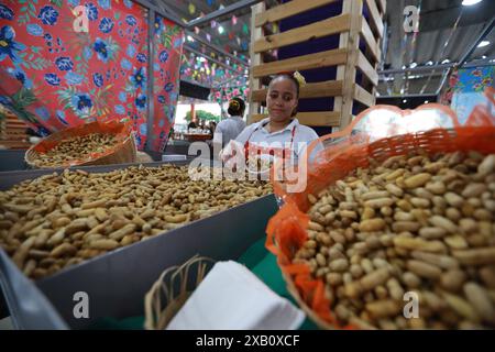 Fêtes de Sao Joao à Bahia salvador, bahia, brésil - 28 mai 2024 : arachides bouillies à vendre dans un bar du marché pendant les festivités de Sao Joao, dans la ville de Salvador. SALVADOR BAHIA BRÉSIL Copyright : xJoaxSouzax 280524JOA00144 Banque D'Images