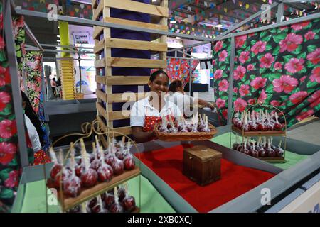 Fêtes de Sao Joao à Bahia salvador, bahia, brésil - 28 mai 2024 : pomme d'amour en vente dans les bars pendant les fêtes de Sao Joao, dans la ville de Salvador. SALVADOR BAHIA BRÉSIL Copyright : xJoaxSouzax 280524JOA00158 Banque D'Images