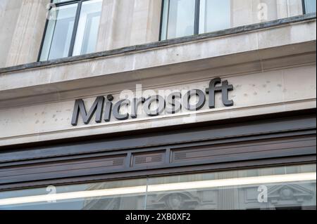 Londres, Royaume-Uni - 23 mars 2024 : Microsoft Store à Londres. Signature Microsoft. Banque D'Images