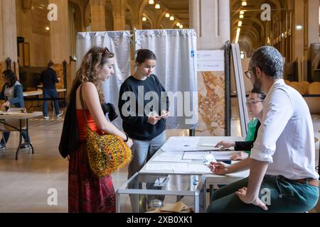 Lille. 9 juin 2024. Les gens votent dans un bureau de vote pour les élections du Parlement européen à Lille, dans le nord de la France, le 9 juin 2024. Le Parti du rassemblement national d'extrême droite français a reçu 32% des voix aux élections du Parlement européen de 2024 en France, réalisant des gains considérables par rapport aux élections précédentes, selon une retransmission en direct du média local BFMTV dimanche. Crédit : Sebastien Courdji/Xinhua/Alamy Live News Banque D'Images