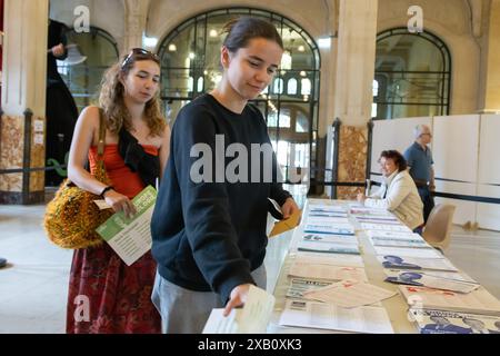 Lille. 9 juin 2024. Les gens votent dans un bureau de vote pour les élections du Parlement européen à Lille, dans le nord de la France, le 9 juin 2024. Le Parti du rassemblement national d'extrême droite français a reçu 32% des voix aux élections du Parlement européen de 2024 en France, réalisant des gains considérables par rapport aux élections précédentes, selon une retransmission en direct du média local BFMTV dimanche. Crédit : Sebastien Courdji/Xinhua/Alamy Live News Banque D'Images