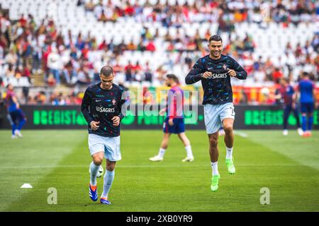 Lisbonne, Portugal. 08 juin 2024. Kepler Laveran de Lima Ferreira comm, connu sous le nom de Pepe (G) et Cristiano Ronaldo (d) du Portugal vus lors de l'échauffement pour le match amical international entre le Portugal et la Croatie à l'Estadio Nacional do Jamor à Lisbonne. (Score final : Portugal 1 - 2 Croatie) (photo par Henrique Casinhas/SOPA images/SIPA USA) crédit : SIPA USA/Alamy Live News Banque D'Images