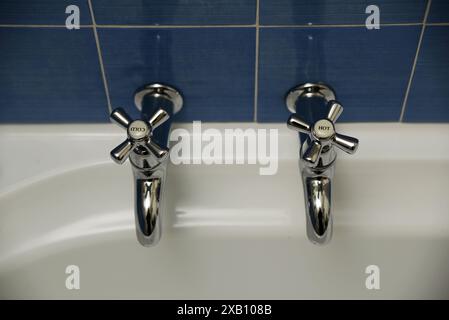 détail des robinets d'eau dans une salle de bain rétro Banque D'Images