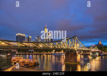 Allemagne de Francfort, gratte-ciel nocturne de la ville à main River et gratte-ciel d'affaires Banque D'Images