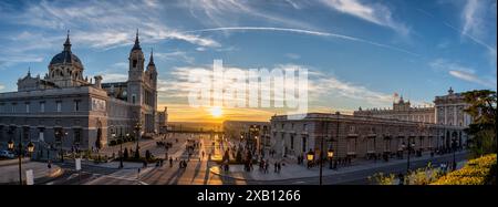 Madrid Espagne, coucher de soleil panorama ville skyline à la cathédrale de la Almudena Banque D'Images