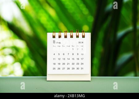 Août 2024 calendrier de bureau sur table en bois avec fond de nature Banque D'Images