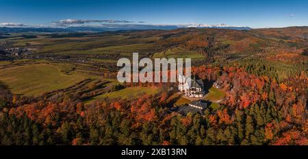 Levoca, Slovaquie - vue panoramique aérienne de la Basilique de la Visitation de la Bienheureuse Vierge Marie par une journée d'automne ensoleillée avec un feuillage d'automne coloré. Banque D'Images