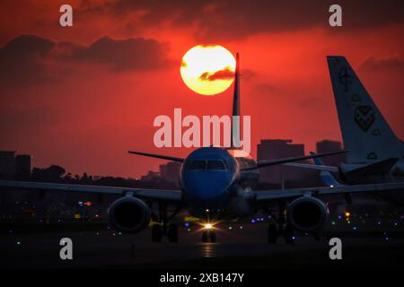 Buenos Aires, Argentine. 09 juin 2024. Un avion est vu devant le soleil couchant de la ville de Buenos Aires. L'aéroport de Buenos Aires a été inauguré en 1947 et son nom est un hommage au pionnier de l'aéronautique Argentine, Jorge Newbery. Plus de 350 vols quotidiens sont effectués vers différentes villes en Argentine, au Brésil, au Chili, au Paraguay et en Uruguay. Crédit : SOPA images Limited/Alamy Live News Banque D'Images