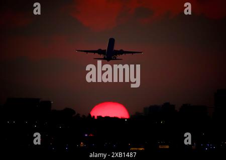 Buenos Aires, Argentine. 09 juin 2024. Un avion est vu devant le soleil couchant de la ville de Buenos Aires. L'aéroport de Buenos Aires a été inauguré en 1947 et son nom est un hommage au pionnier de l'aéronautique Argentine, Jorge Newbery. Plus de 350 vols quotidiens sont effectués vers différentes villes en Argentine, au Brésil, au Chili, au Paraguay et en Uruguay. Crédit : SOPA images Limited/Alamy Live News Banque D'Images