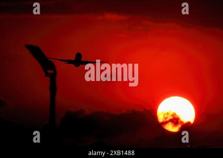 Buenos Aires, Argentine. 09 juin 2024. Un avion est vu devant le soleil couchant de la ville de Buenos Aires. L'aéroport de Buenos Aires a été inauguré en 1947 et son nom est un hommage au pionnier de l'aéronautique Argentine, Jorge Newbery. Plus de 350 vols quotidiens sont effectués vers différentes villes en Argentine, au Brésil, au Chili, au Paraguay et en Uruguay. Crédit : SOPA images Limited/Alamy Live News Banque D'Images