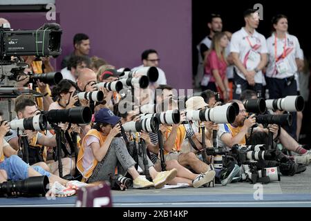 ROM, Italie. 09 juin 2024. Athlétisme : Championnats d'Europe : les photographes ont la ligne d'arrivée en vue avec leurs téléobjectifs. Crédit : Michael Kappeler/dpa/Alamy Live News Banque D'Images