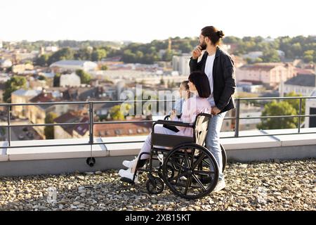 Une jeune mère féminine en fauteuil roulant subit une rééducation après une blessure. Banque D'Images