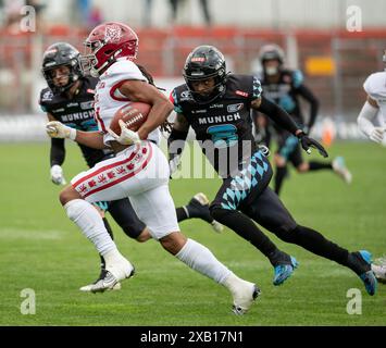 Darius Saint-Robinson (Munich Ravens, #8) versucht Meril Zero (Prague Lions, #21) zu Bremsen. Munich Ravens gegen Prague Lions, Football, Ligue européenne de Football ELF, semaine 3, saison 2024, 09.06.2024. Foto : Eibner Pressefoto/Heike Feiner Banque D'Images